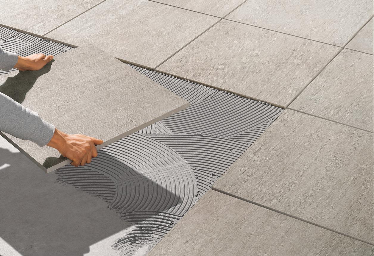 Trải keo dán gạch Greentec Tile Bond bằng bay răng cưa