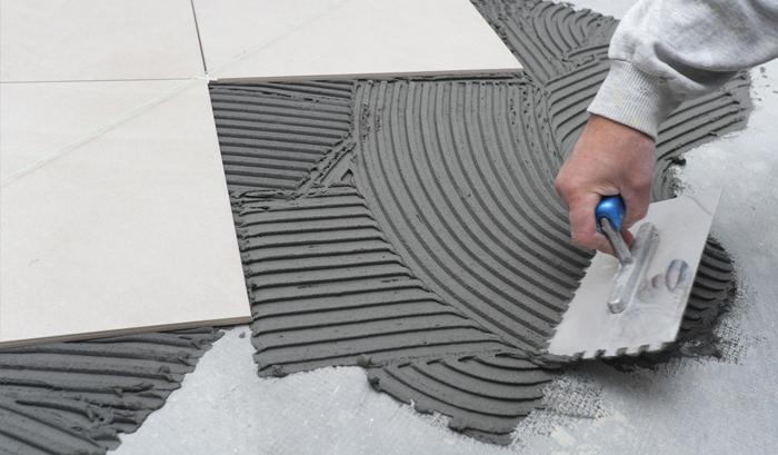Trải keo dán gạch Greentec Tile Bond bằng bay răng cưa