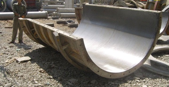 Thi công dầu bôi khuôn HITECH SEPAROL trên cốp pha thép