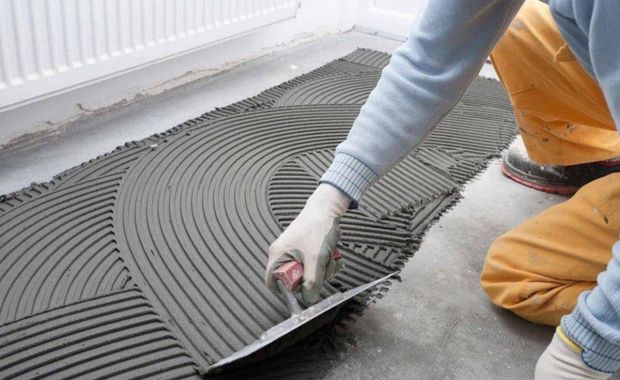 Thi công keo dán gạch HT TILE BOND bằng bay răng cưa