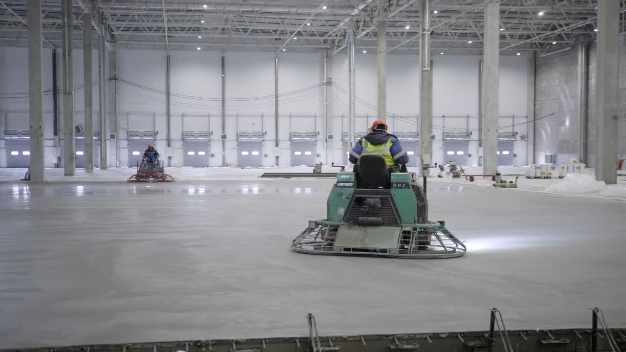 Công nhân phân bố đều HT TOPFLOOR HARDENER trên sàn.